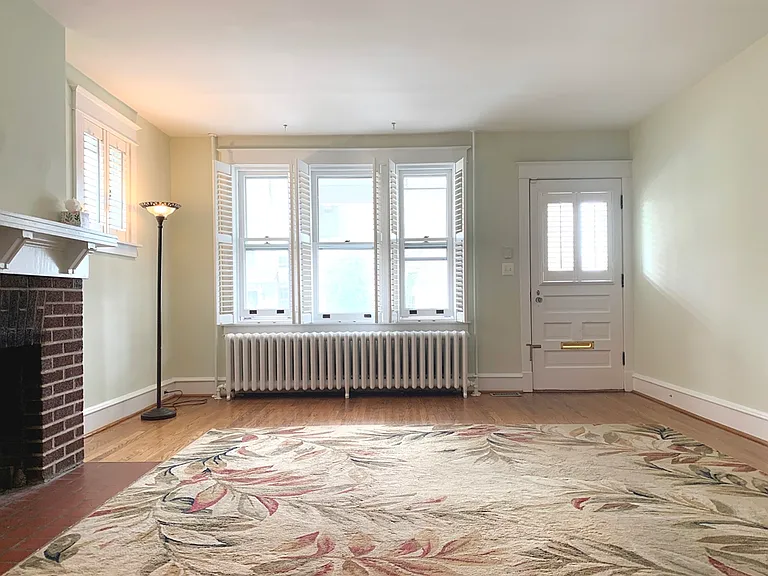 2413 W 16th St — Photo 4