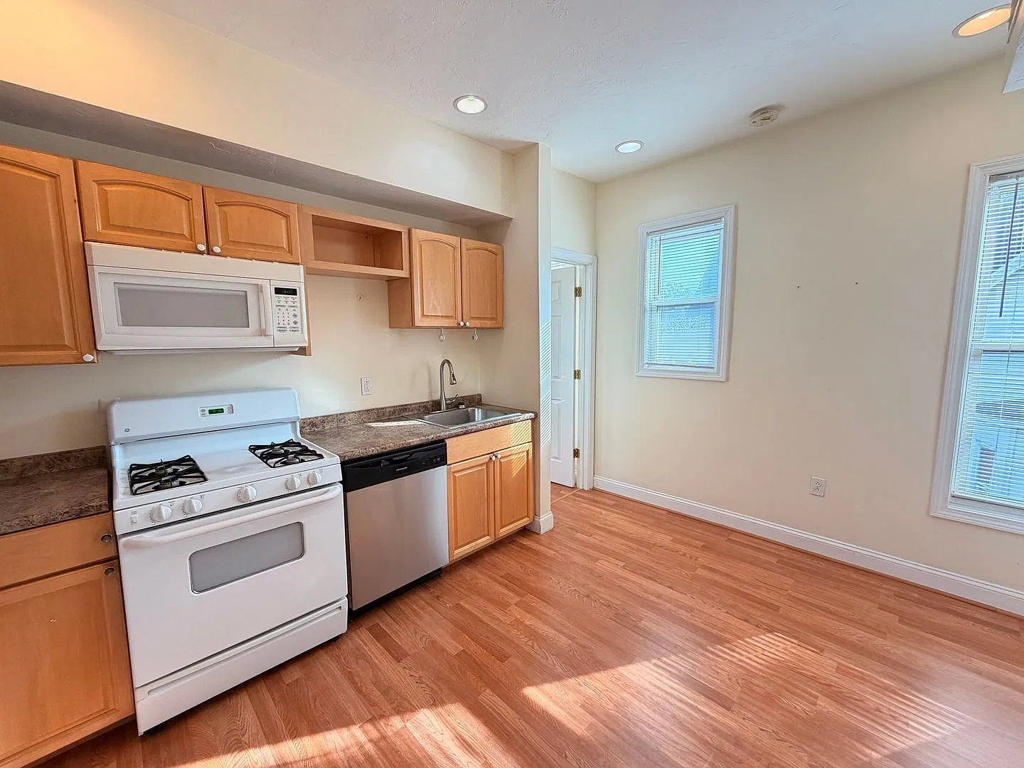 1 bed, 1.0 bath, 404 sqft, $1,500 — Photo 2