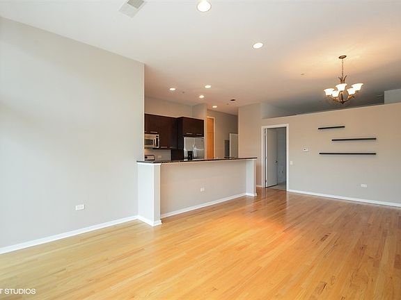 4th image of 500 W Superior St Unit 701
