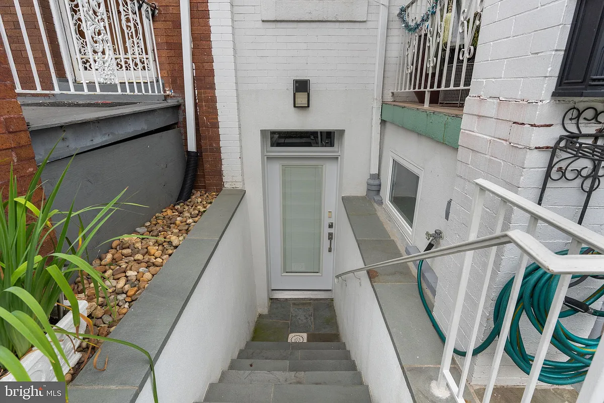 Building Photo - 1416 Meridian Pl NW #B