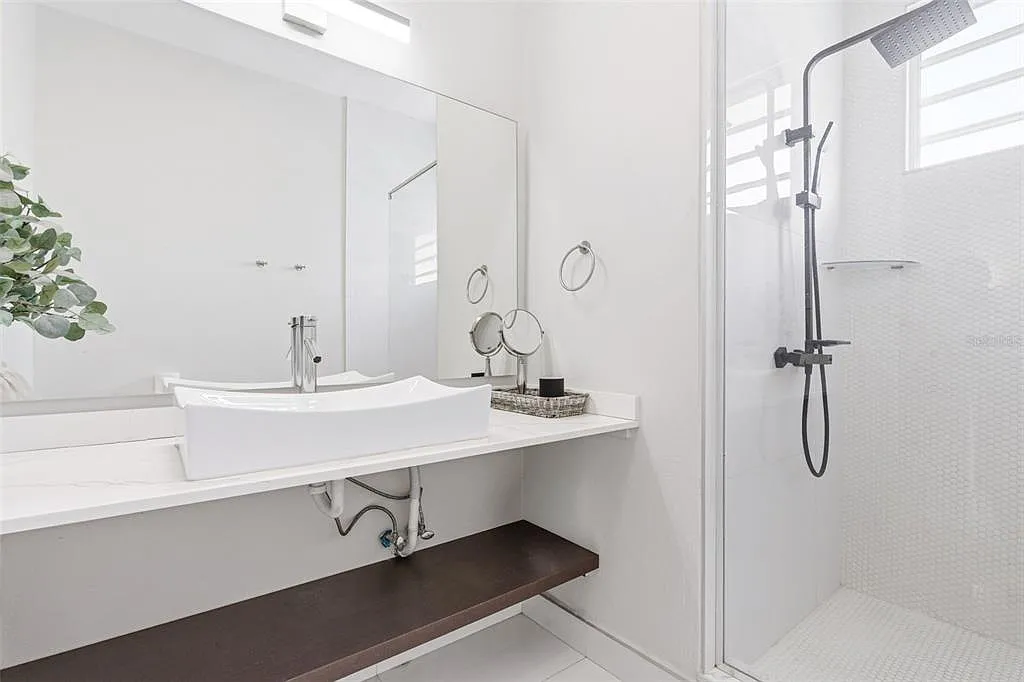 3 bed, 2.0 bath, 1411 sqft, $5,200 — Photo 4