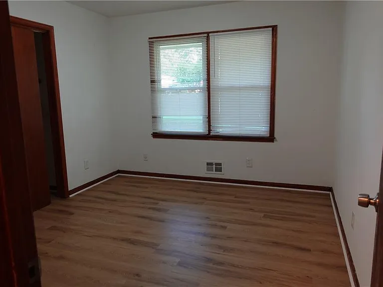 186 Zelma St SW — Photo 16