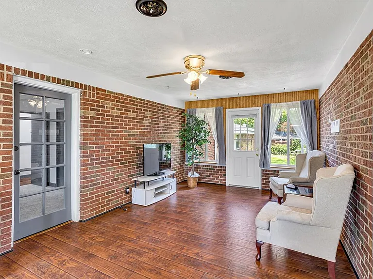 Sun room / Access to Bedroom