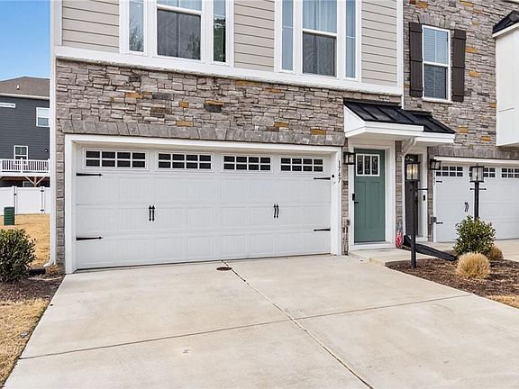 3rd image of 1747 Ark Royal Rd