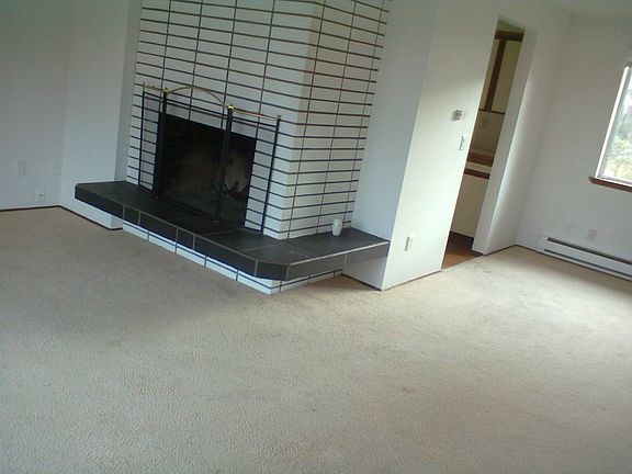 5th image of 3619 Surrey Dr NE