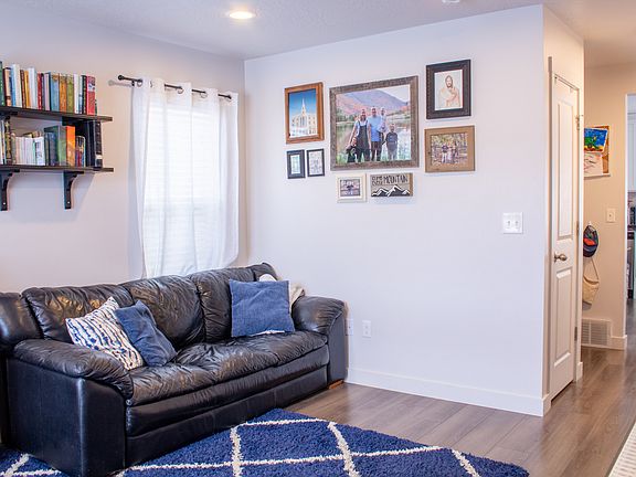 5th image of 281 W Spruce Way