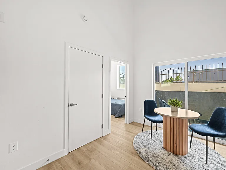 4347 Woodlawn Ave — Photo 20