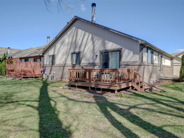 20522 Longwood Dr, Clinton Township, MI 48038