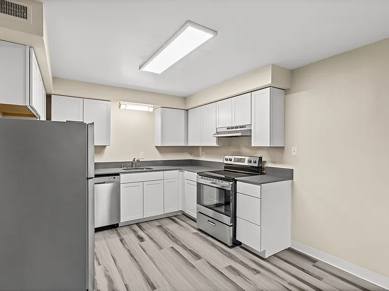 Creekside Apartments — Photo 12