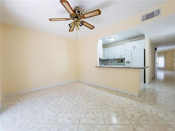 3rd image of 560 SE 20th Ave