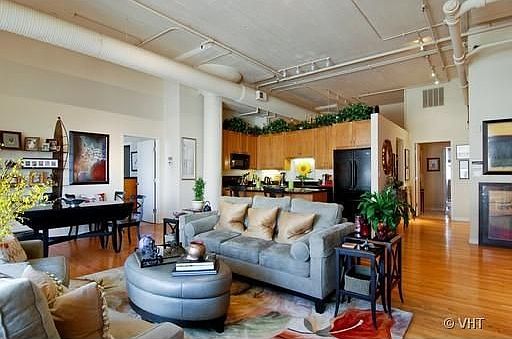 4th image of 547 S Clark St APT 1001