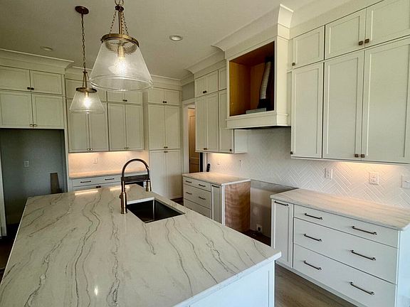 4th image of 1020 Azalea Garden Cir