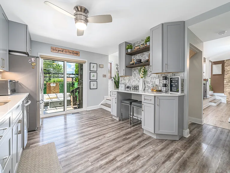 4122 Bloomingdale Dr — Photo 2