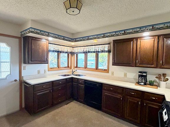 2nd image of 300 Lakeshore Dr