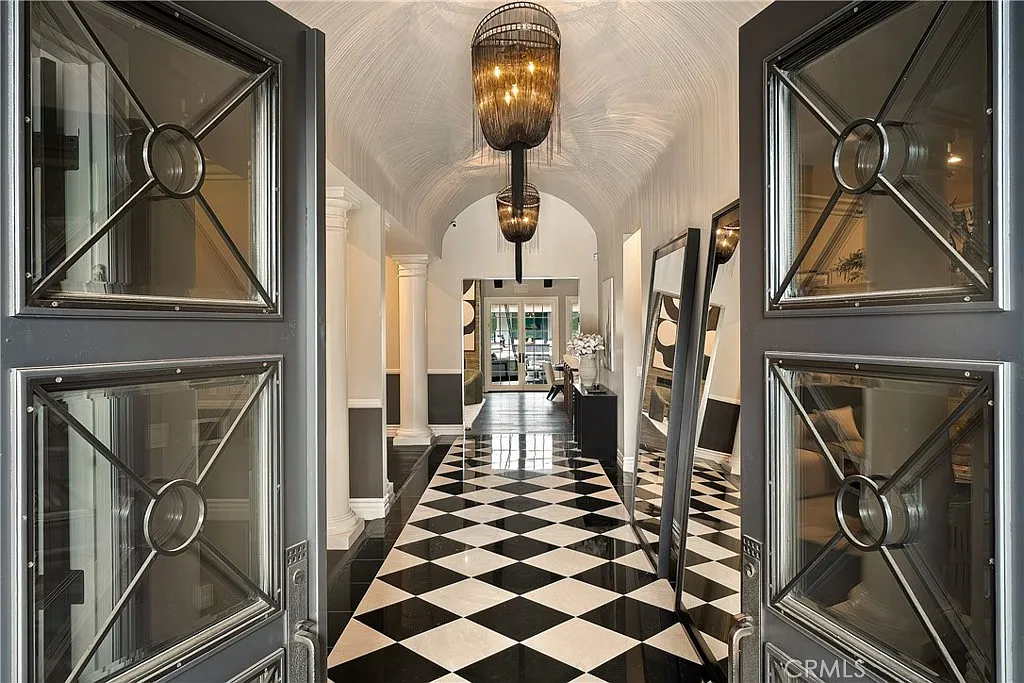 6 bed, 6900 sqft, $24,950 — Photo 3