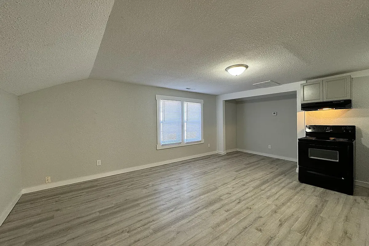 Building Photo - 1132 W Division St #B
