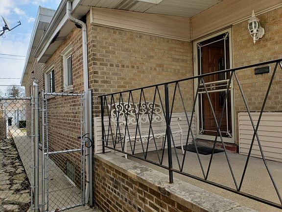 3rd image of 9047 S Oglesby Ave