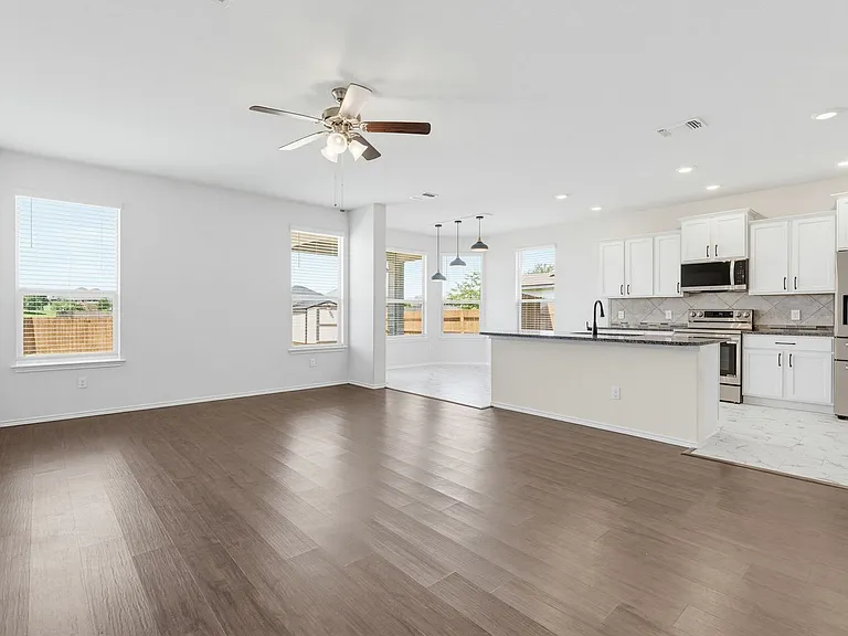 904 Garden Green Dr — Photo 3
