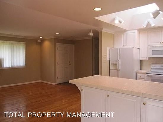 5th image of 915 Castlewood Dr APT 1