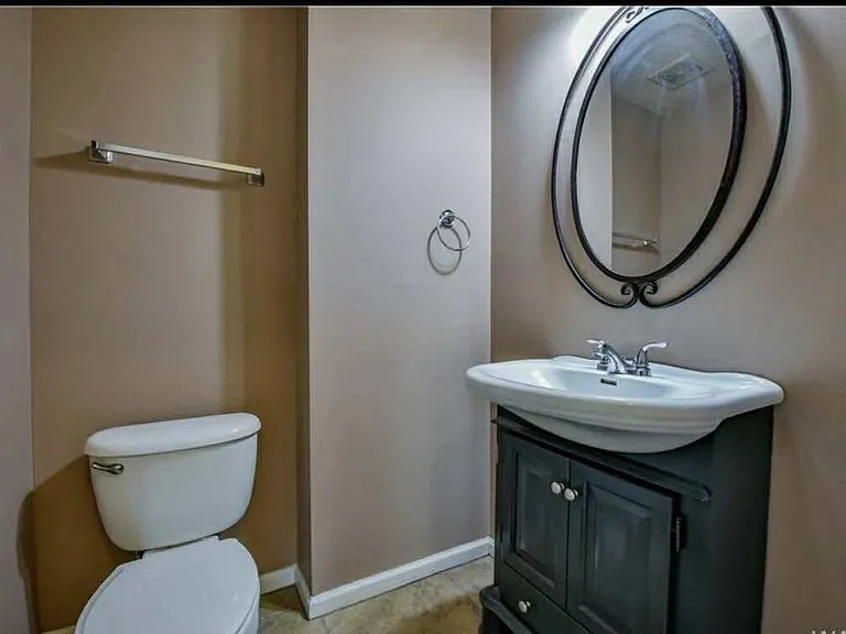 1549 Lesley Dr — Photo 9