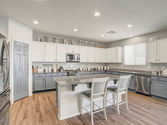 3rd image of 5413 Dalle Valley St