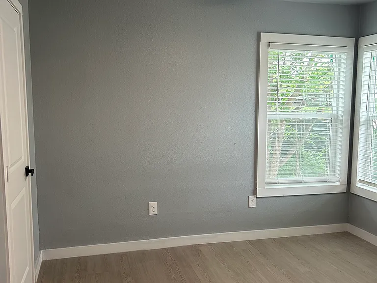 1019 Poinsettia — Photo 13