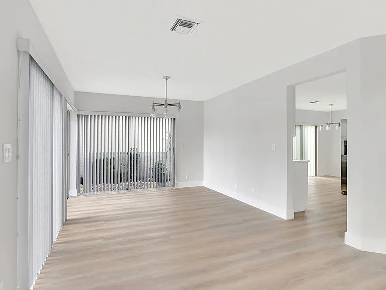 21391 Millbrook Ct — Photo 19