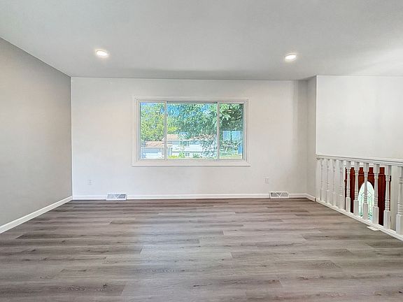 4th image of 11225 Hampshire Ct W