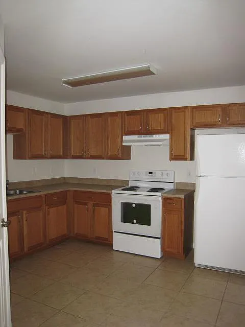 2 + DEN / 2 bath / 1-car garage - tile throughout — Photo 3