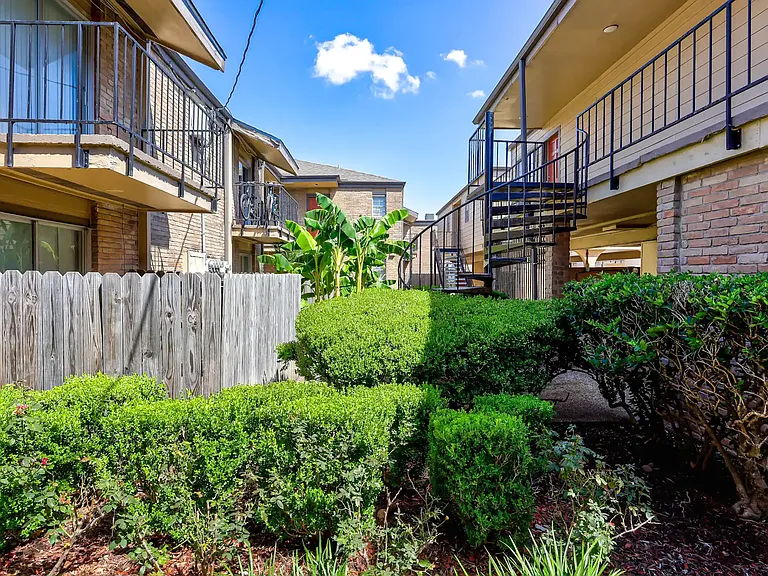 Las Velas at Hillcroft Apts. — Photo 15