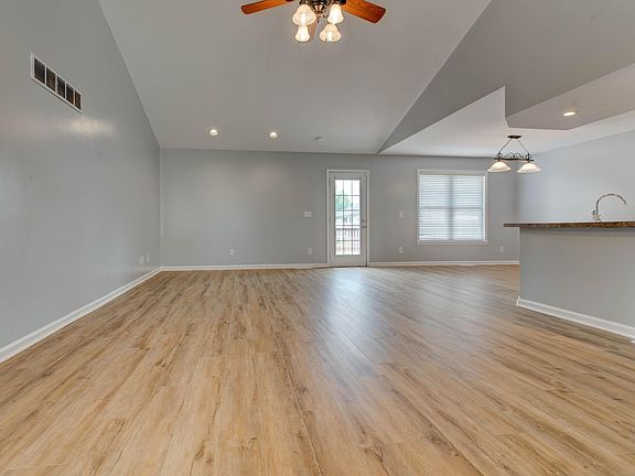 5th image of 404 Sundown Ct
