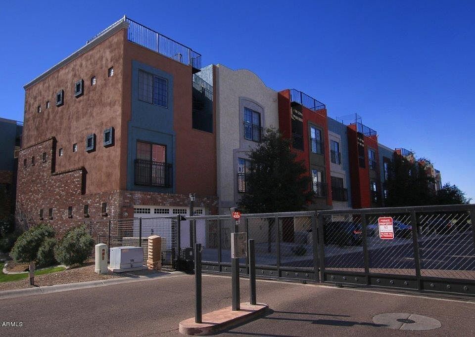 Amazing 3 story end unit
