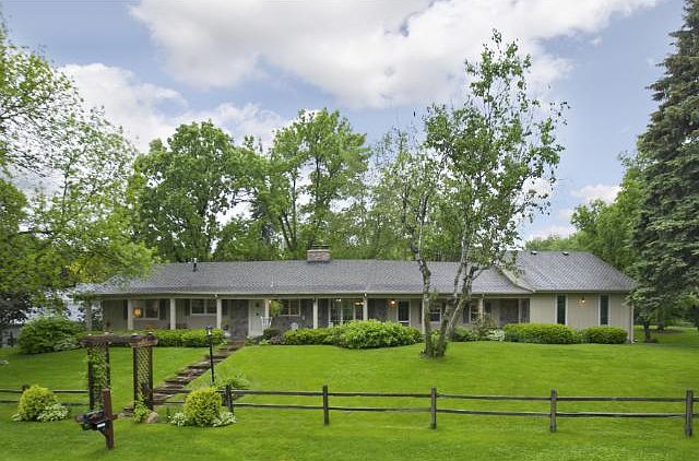 1st image of 325 Narcissus Ln N