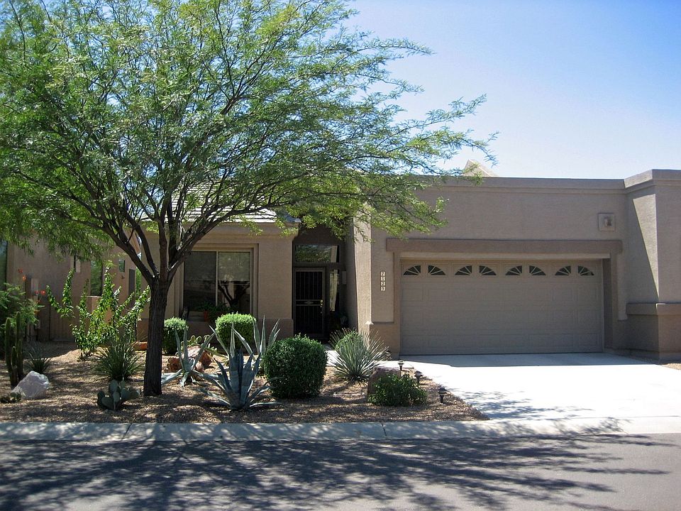 HOA mantained landscaping!