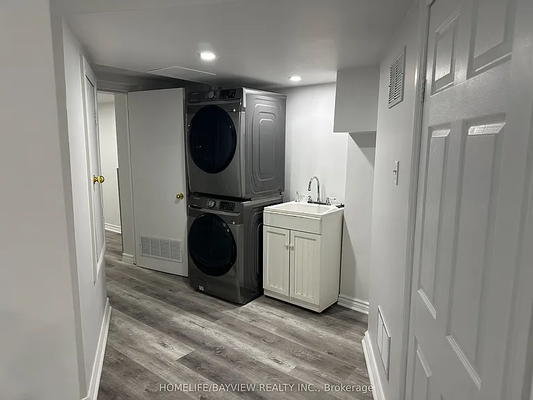 36 Rosanna Cres — Photo 7