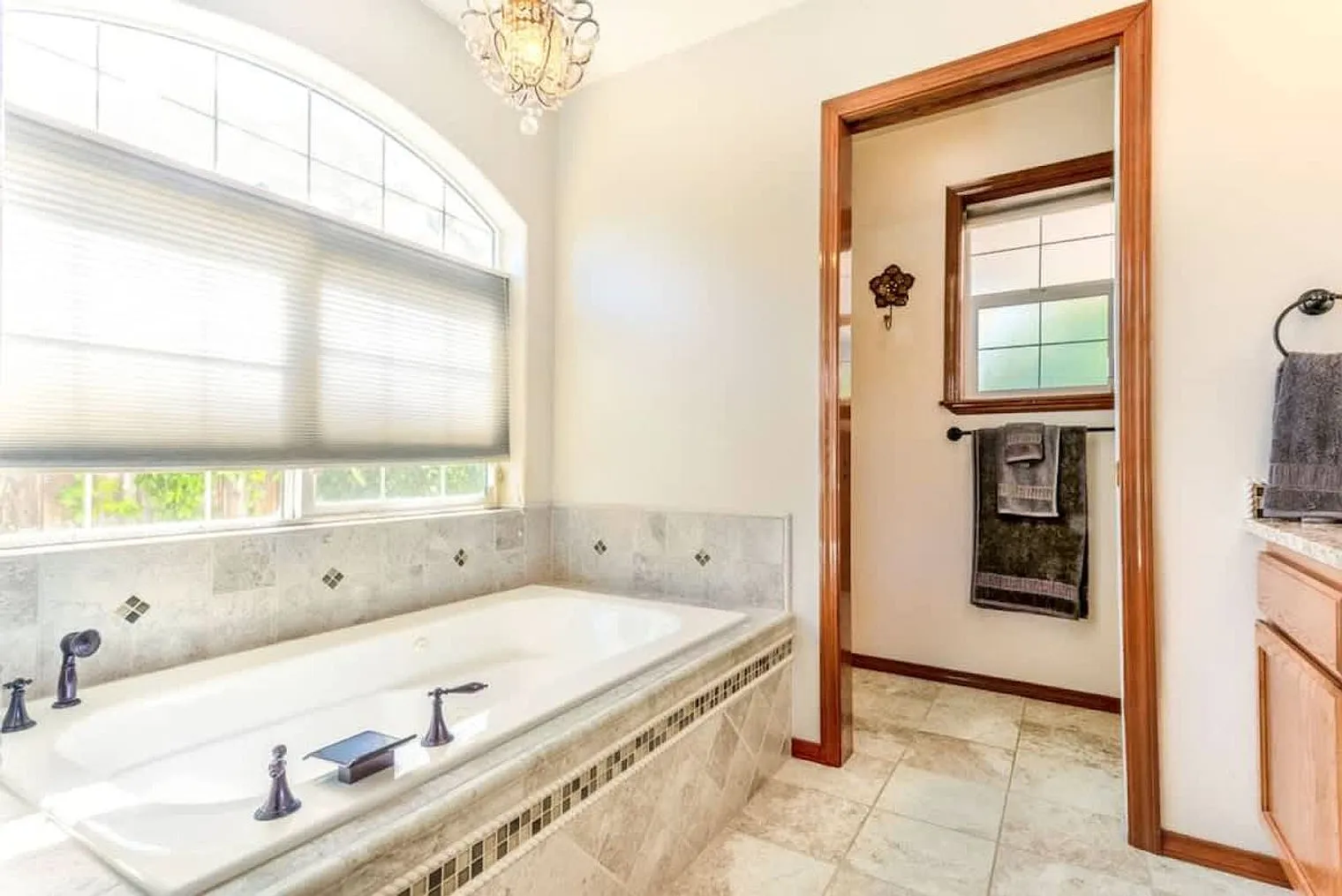 3 bed, 2.0 bath, 2206 sqft, $5,920 — Photo 3