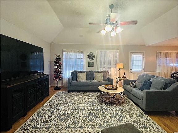 4th image of 329 Longview Dr