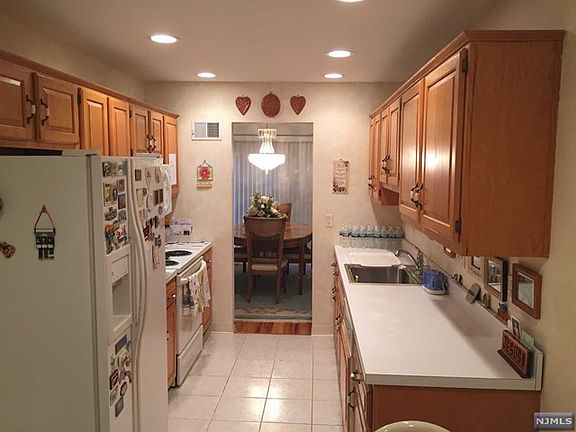 4th image of 62 Holiday Ct #T062
