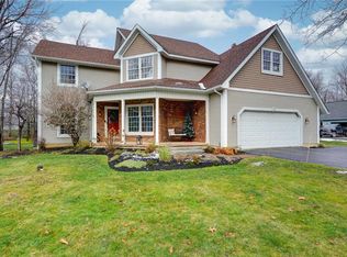 7233 Woodhaven Dr, Lockport, NY 14094
