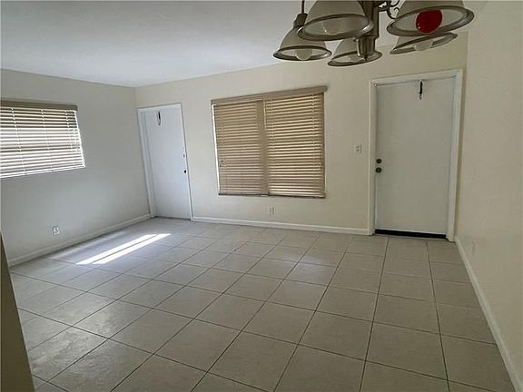 2nd image of 1012 SE 15th St APT 5