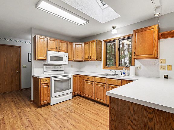 5th image of 653 W Lakewood Blvd