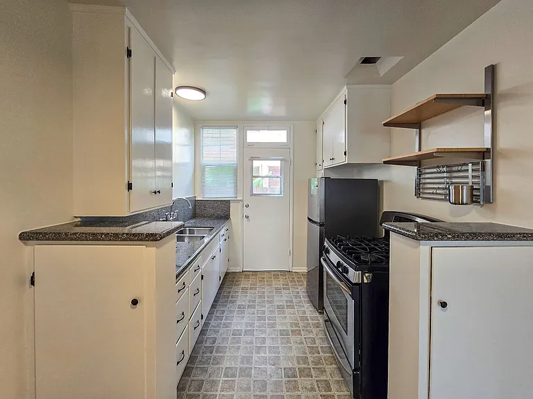 Spacious Studio in the Heart of Los Feliz — Photo 6