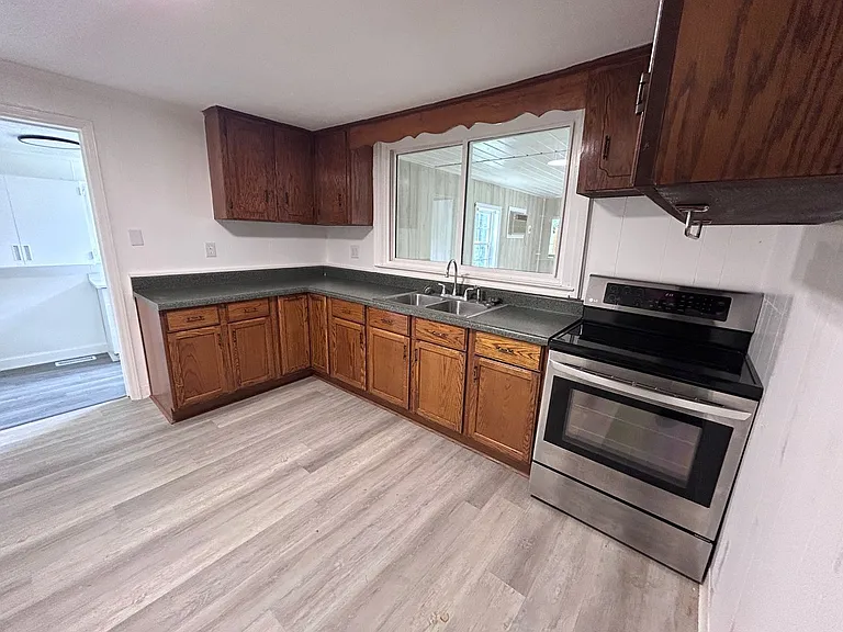 435 Lawrence St — Photo 7
