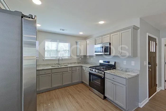 349 Angela St — Photo 4