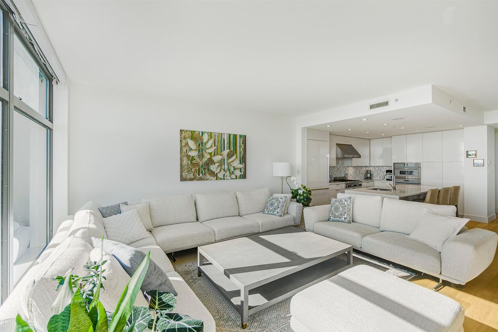 3315 Cypress Pl #1001, West Vancouver, BC - More