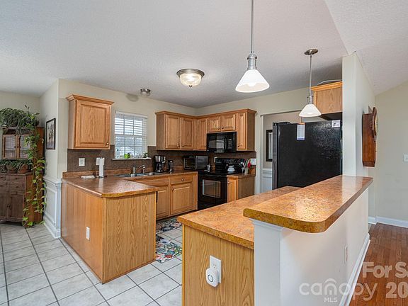4th image of 104 Lakewood Dr
