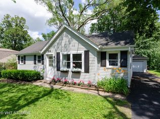 306 Oakleaf Rd, Lake In The Hills, IL 60156