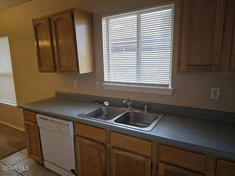 12105 Castle View Way — Photo 7