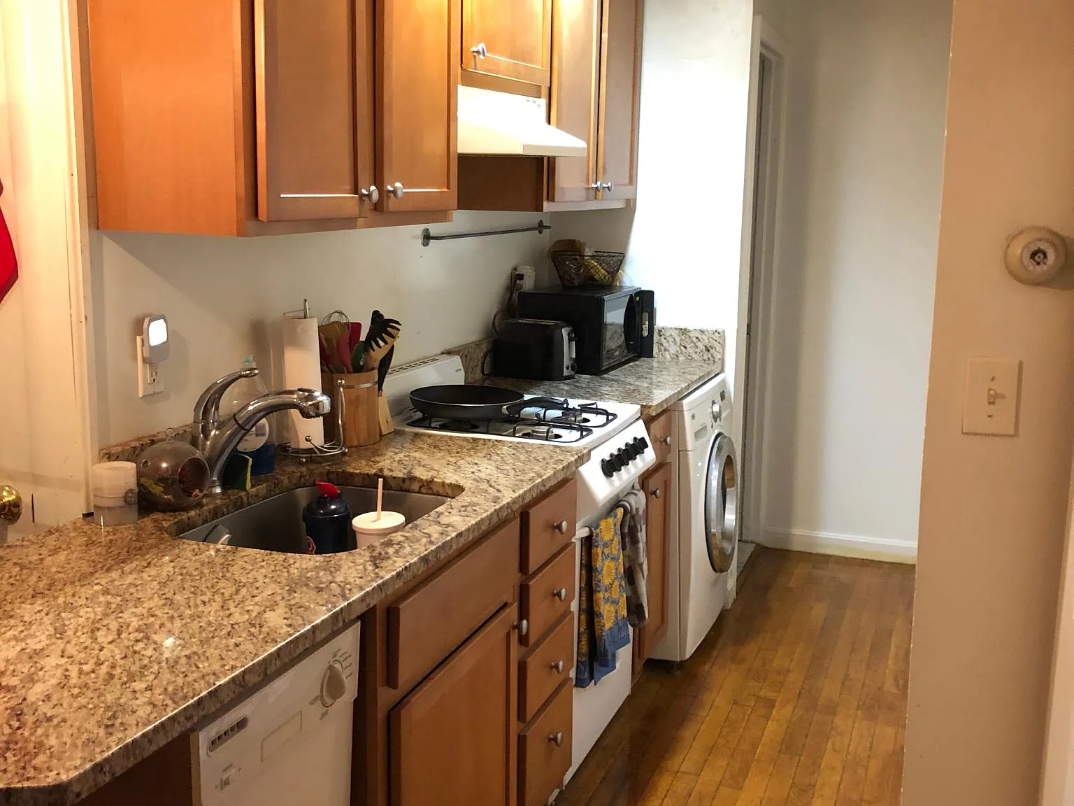 2 bed, 600 sqft, $3,200 — Photo 1