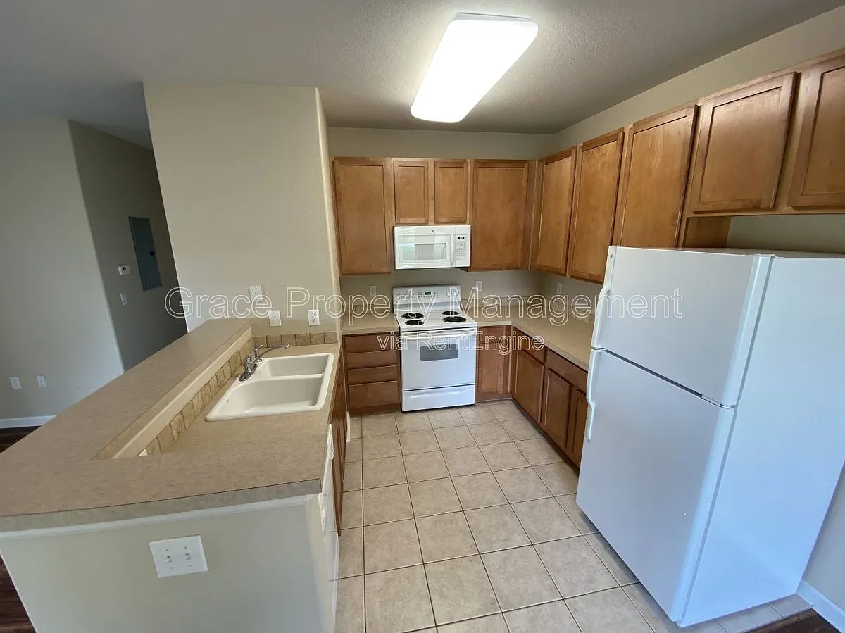 Building Photo - 4645 Hahns Peak Dr #102